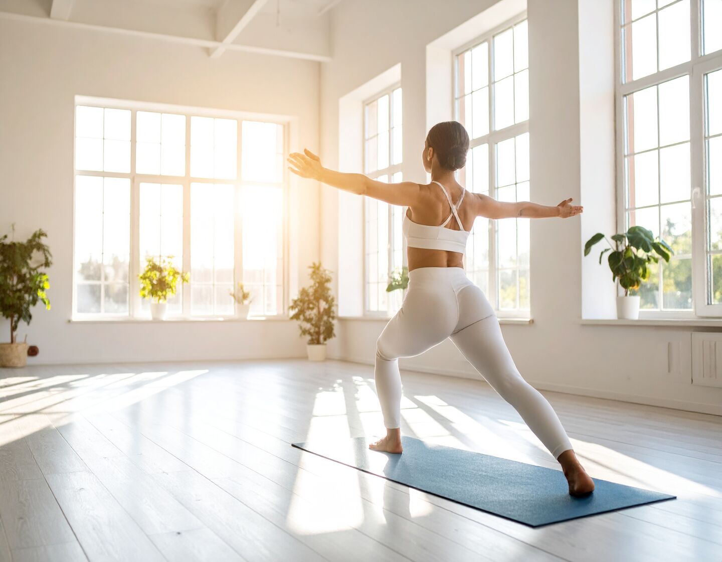 Firefly_femme européenne faisant du yoga dans un studio design et lumineux 377867