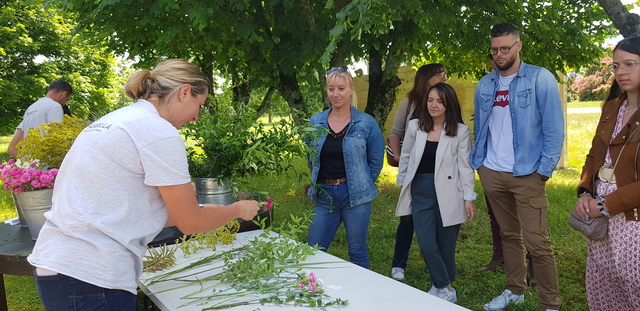 image du post Les ambassadeurs du Club des entreprises du Parc Industriel de la Plaine de l'Ain transformés en apprentis fleuristes.